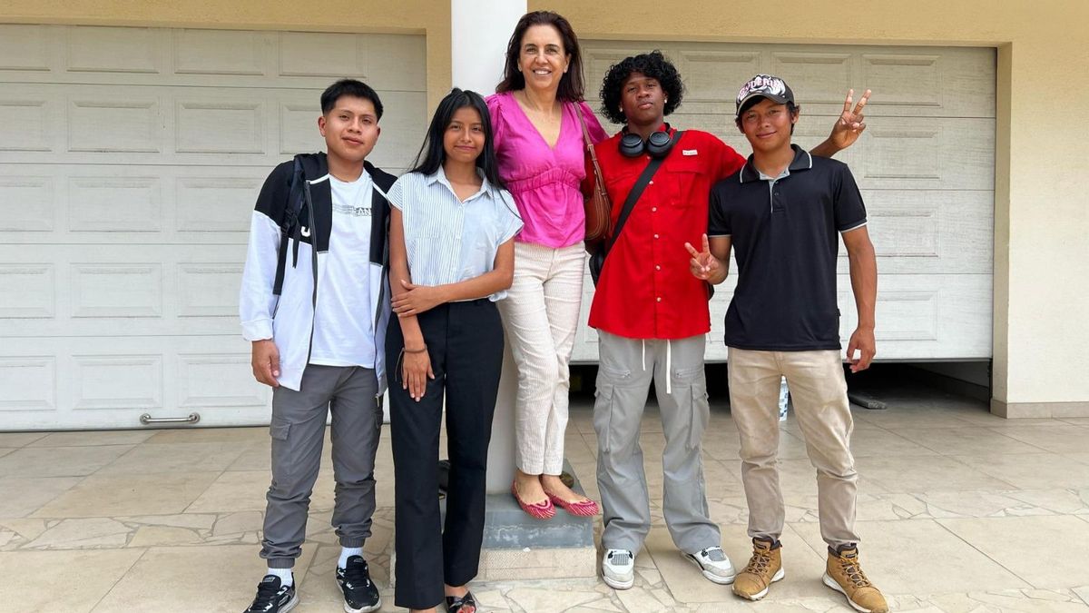 La redondelana Rita Marques con algunos de los estudiantes panameños becados por el proyecto Cumi Iuvenis.
