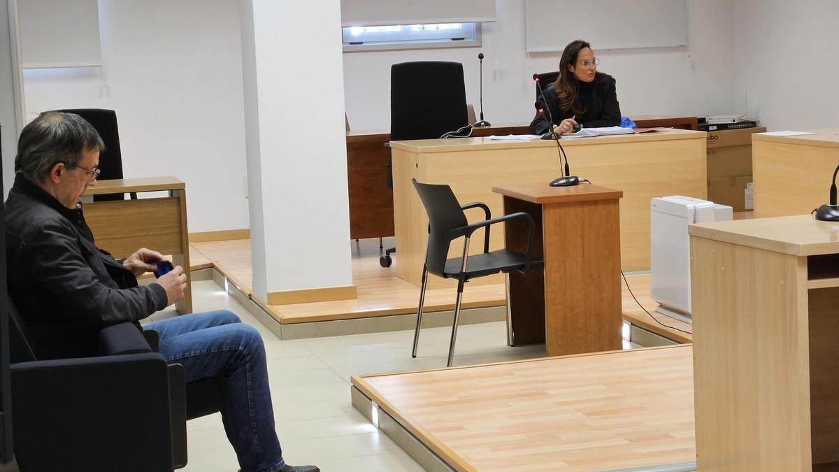 El acusado al inicio del juicio celebrado en la Audiencia de Alicante.