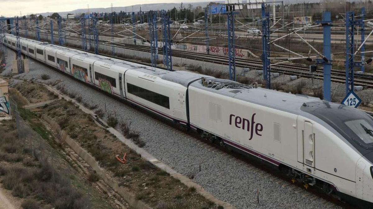 Un tren del modelo ‘Avril’ de Talgo, estacionado ayer a pocos metros de la estación de Delicias de Zaragoza, donde se encuentra en fase de pruebas. |