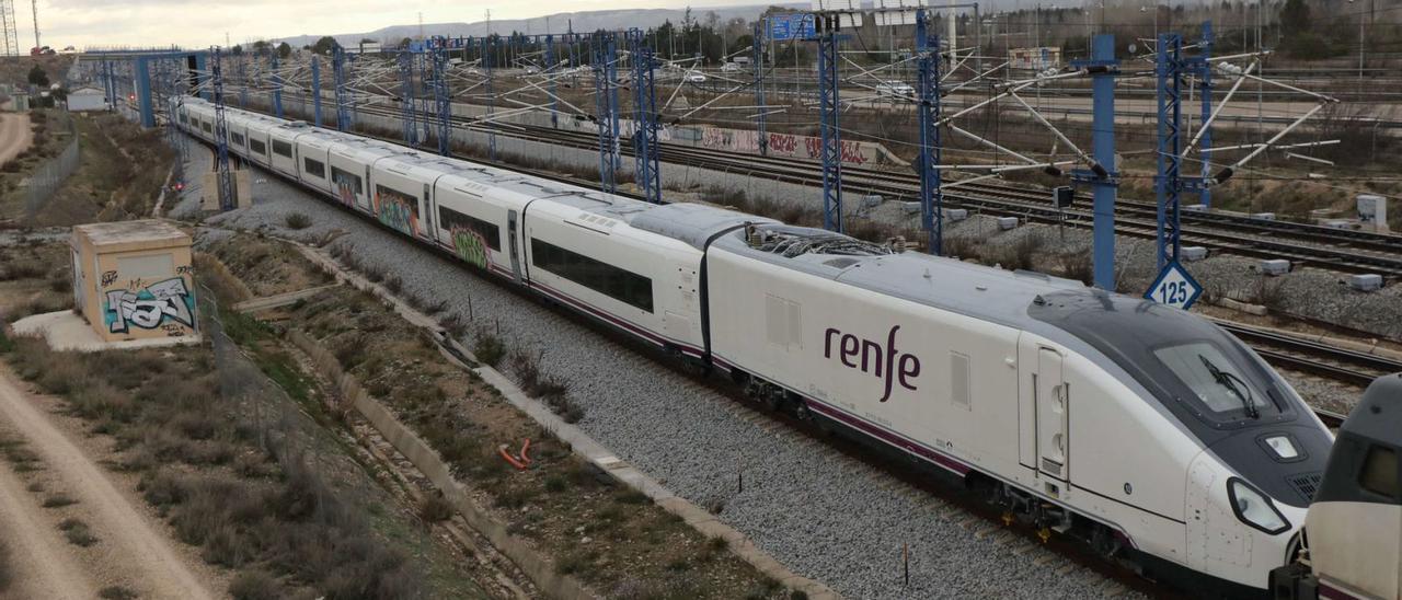 Un tren del modelo ‘Avril’ de Talgo, estacionado ayer a pocos metros de la estación de Delicias de Zaragoza, donde se encuentra en fase de pruebas. |