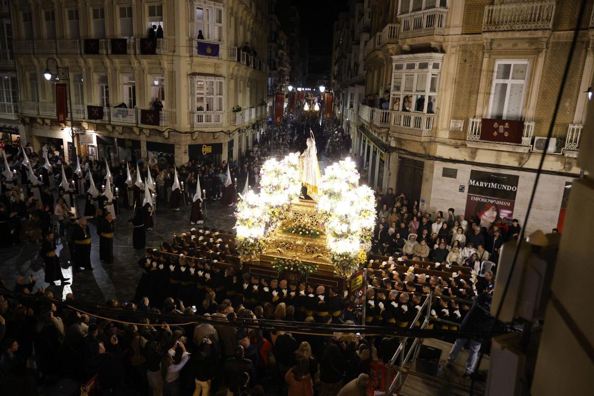 Santa María Magdalena a su paso por la plaza del Icue este Viernes Santo en Cartagena