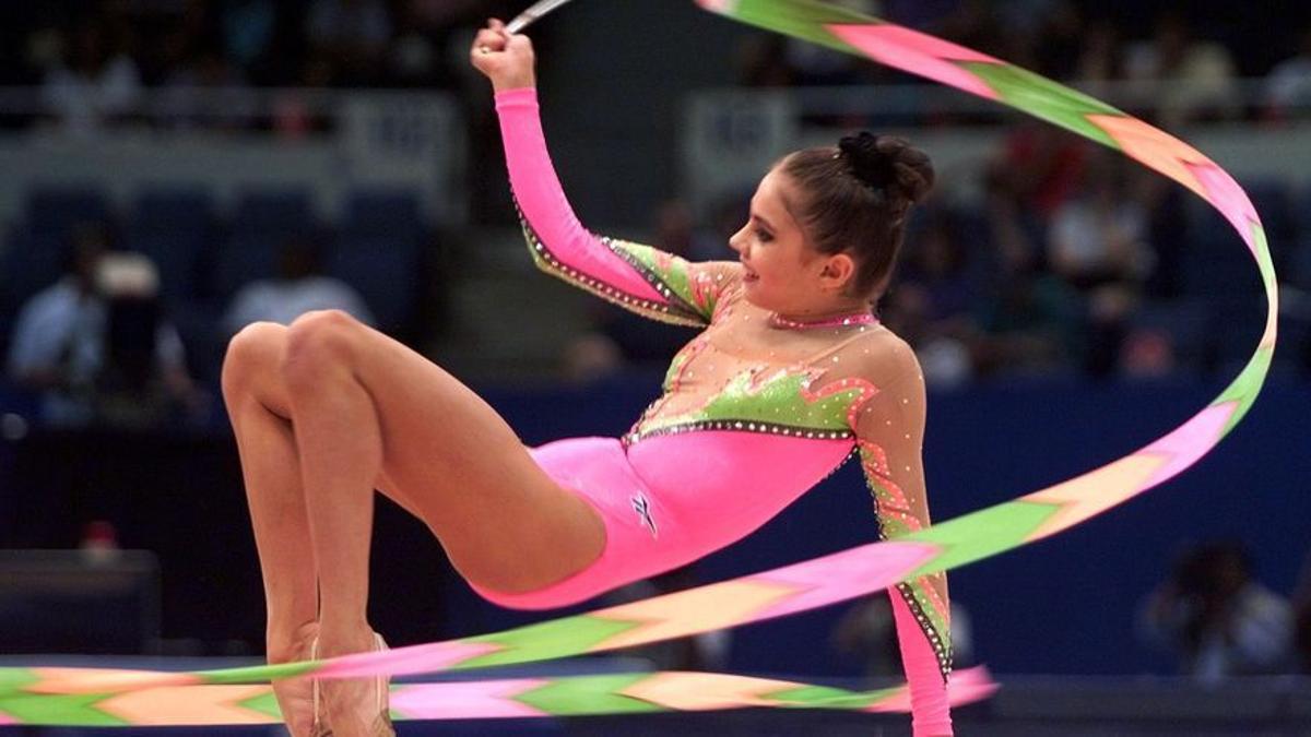 La entonces gimnasta rítmica rusa Alina Marátovna Kabáyeva, durante una competición en Nueva York, en 1998.