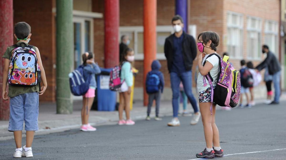 Los escolares, en fila con distancia de seguridad, en un colegio de Lalín