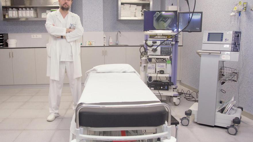 El jefe de Servicio de Aparato Digestivo, Santiago Vázquez, en la nueva sala de exploraciones