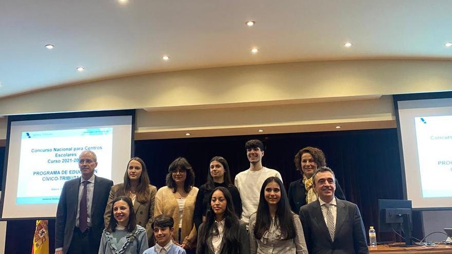 Dos alumnas del IES Sánchez Cantón reciben el primer premio del concurso de Educación Cívico-Tributaria