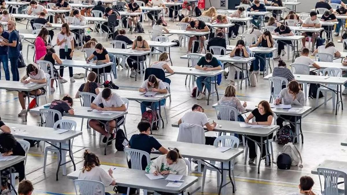 Alumnos en una prueba de Selectividad para entrar en la universidad, en imagen de archivo.