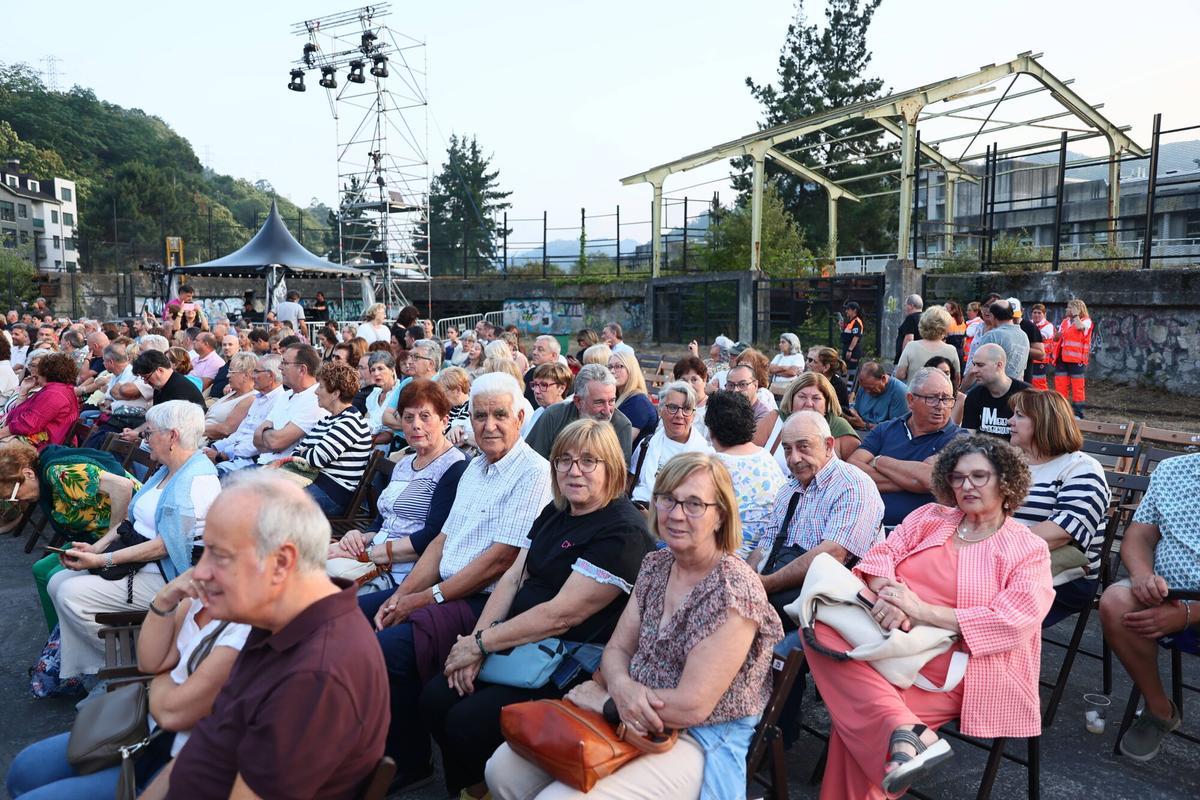EN IMÁGENES: Concierto de Víctor Manuel por San Xuan en el Pozu Barreo