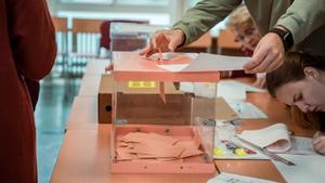 Una persona vota en un colegio electoral de Madrid el pasado 28-M.