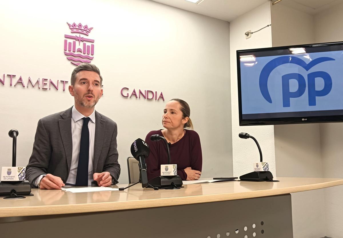 El portavoz municipal, Víctor Soler, y la ya exconcejala Aina Borredà, en rueda de prensa.