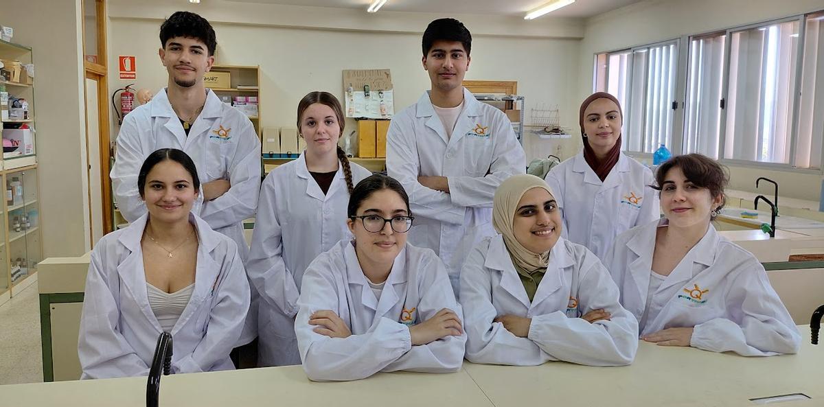 Los ocho alumnos que presentan el proyecto: De izquierda a derecha (de pie): Alejandro, Sonia, Angad y Fatima. De izquierda a derecha (sentadas): Ainara, Malak, Noha e Isabella.
