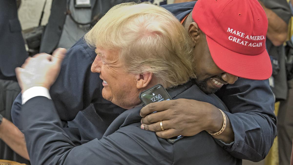El rapero Kanye West visita en el despacho oval al expresidente de Estados Unidos, Donald Trump