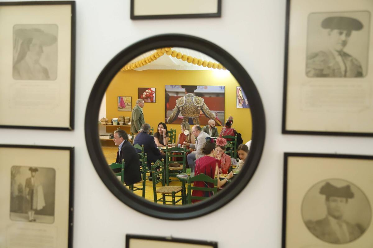 Meses de trabajo artesanal para vestir los recintos sin perder la esencia de la tradición