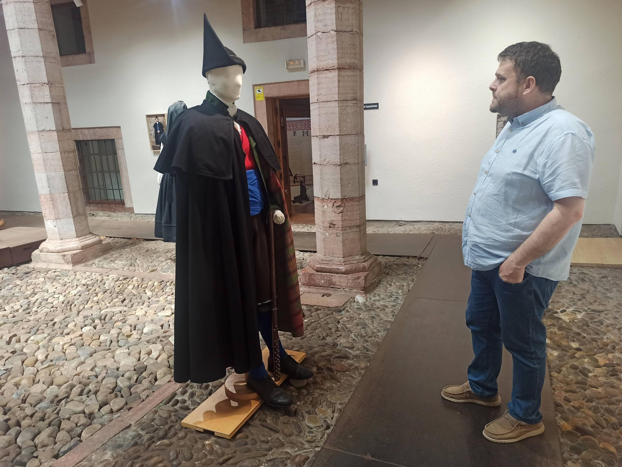 EN IMÁGENES | Así es la exposición "El vistir" sobre el traje tradicional asturiano