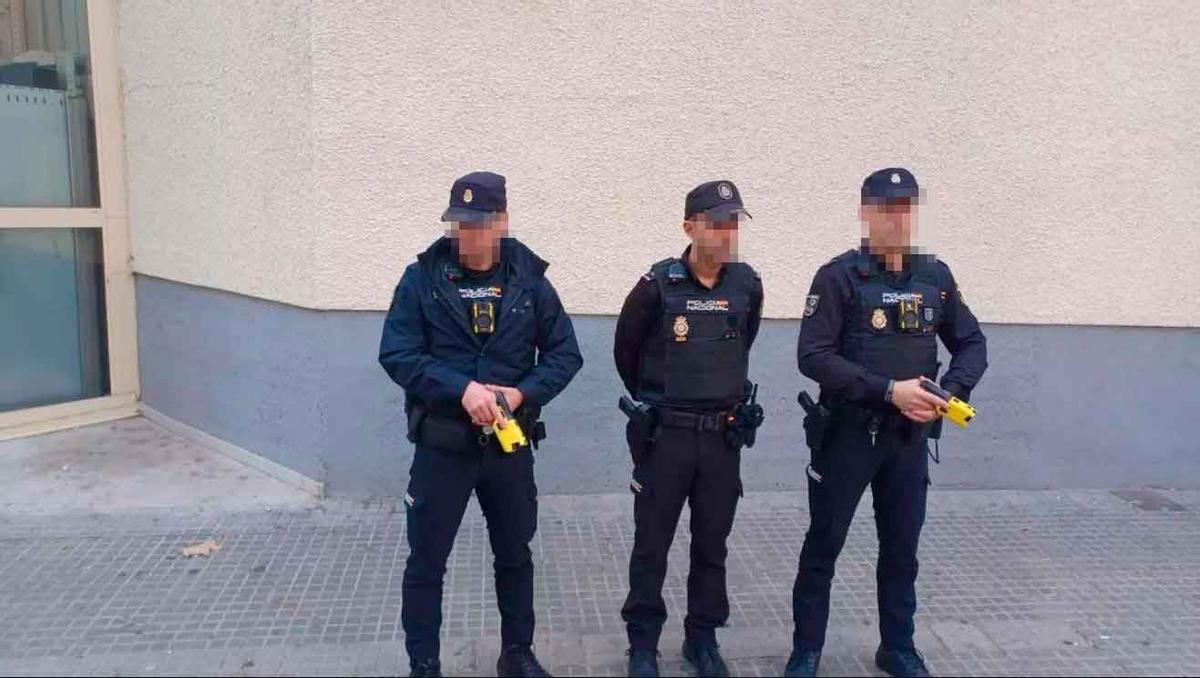 Tres agentes de Policía, durante la presentación de los nuevos dispositivos, en 2023.