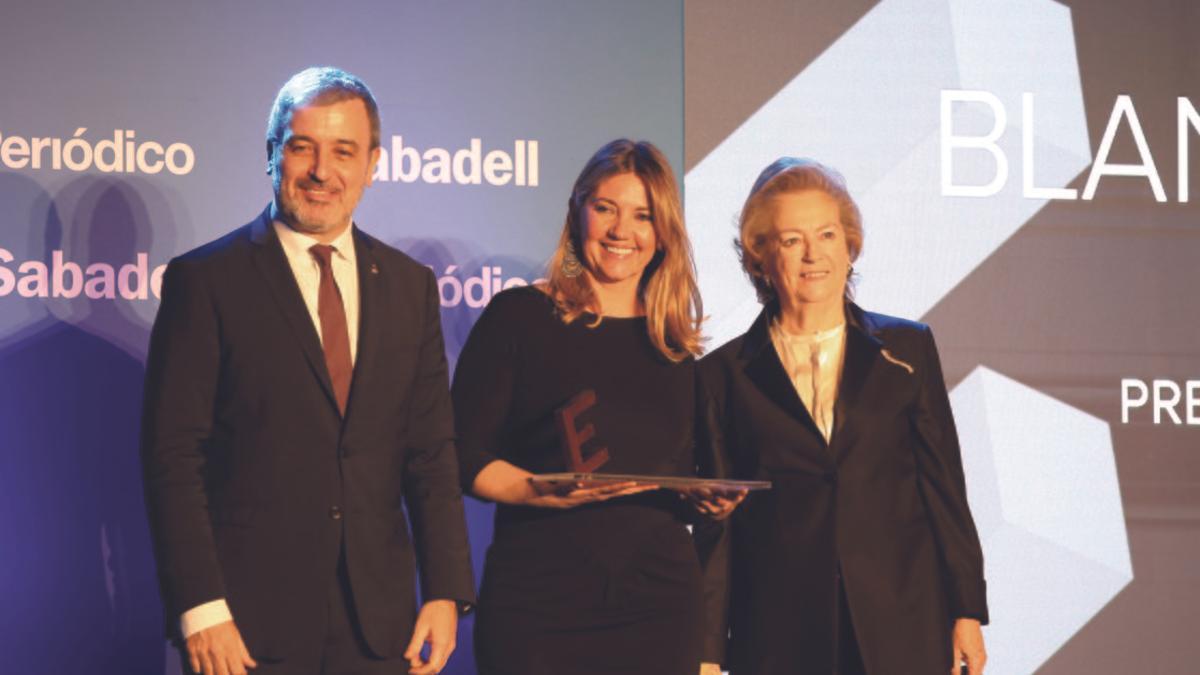 Blanca Sorigué, junto a Jaume Collboni, primer teniente de alcalde del Ayuntamiento de Barcelona, y Arantza Sarasola, Vicepresidenta de Prensa Ibérica.