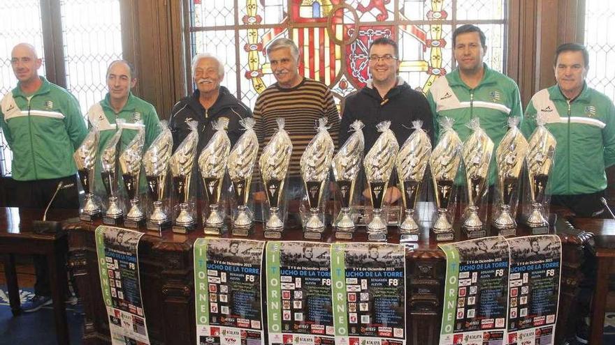 Tucho de la Torre, en el centro, en la presentación del torneo que lleva su nombre desde 2015. // S.A.