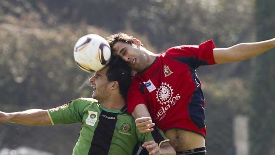 El estudiantil Lombán pelea un balón de cabeza con el condalista Mori.