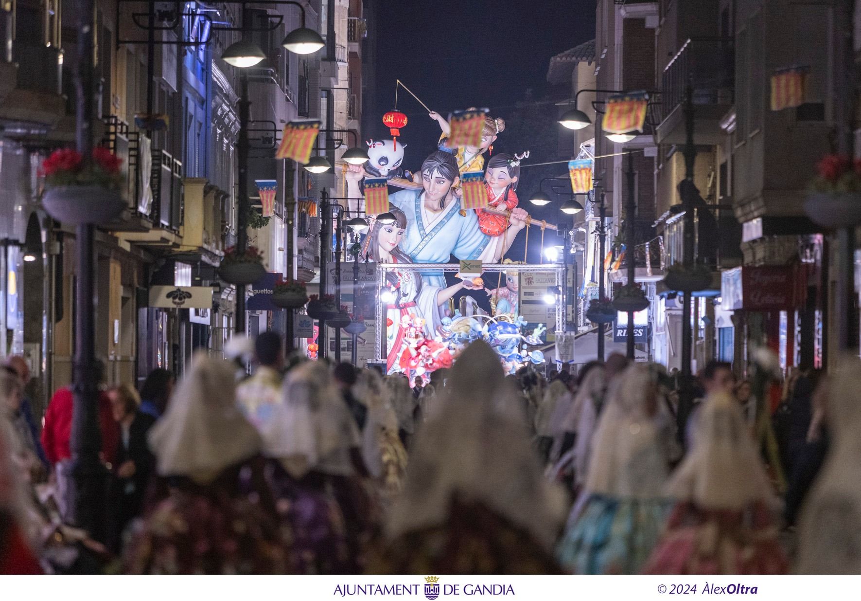 Bellas imágenes de la Ofrenda de las Fallas de Gandia