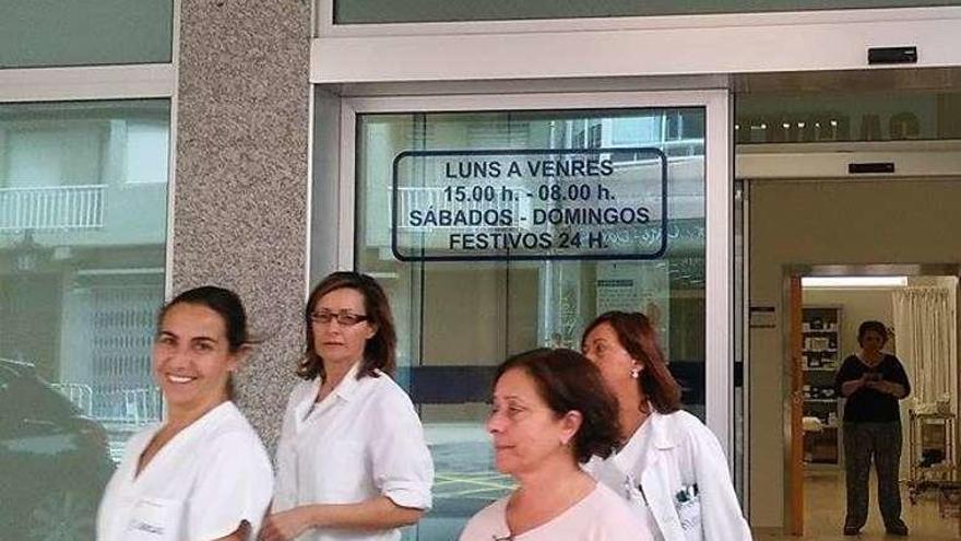 Miembros del equipo del nuevo centro de salud de Tui abandonan las instalaciones en octubre pasado. // D.P.