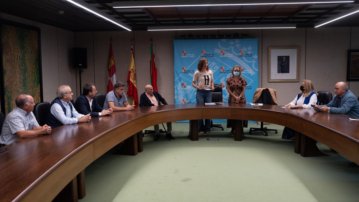 Reunión de la delegada de la Junta con alcaldes de Sanabria