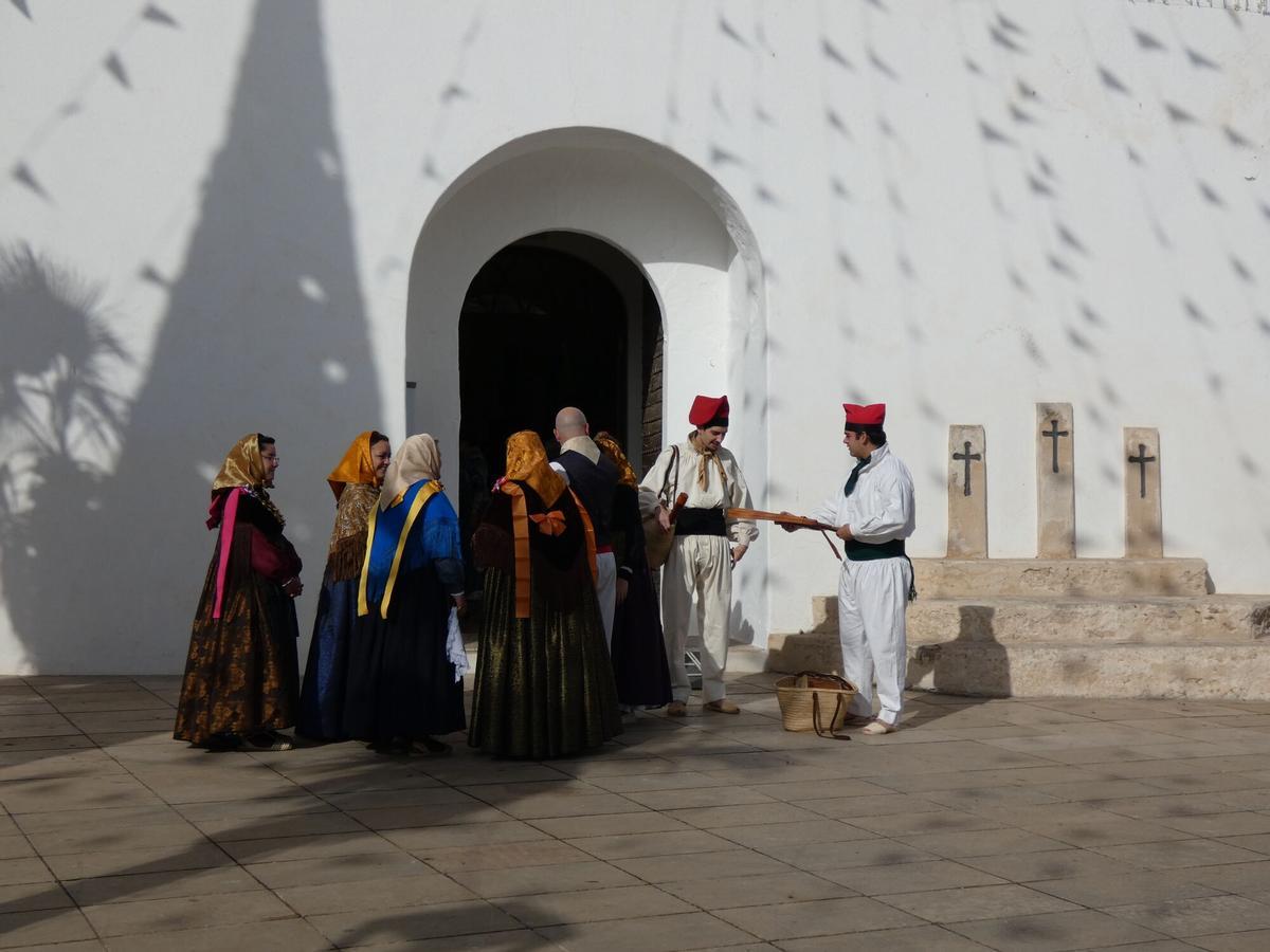 Una colla de ball en la plaza de la Constitución, en Sant Francesc