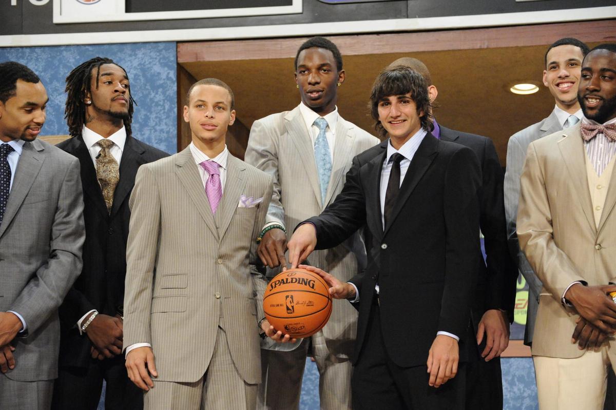 Stephen Curry y Ricky Rubio, junto a otros jugadores elegidos en el draft de la NBA del 2009, como James Harden.