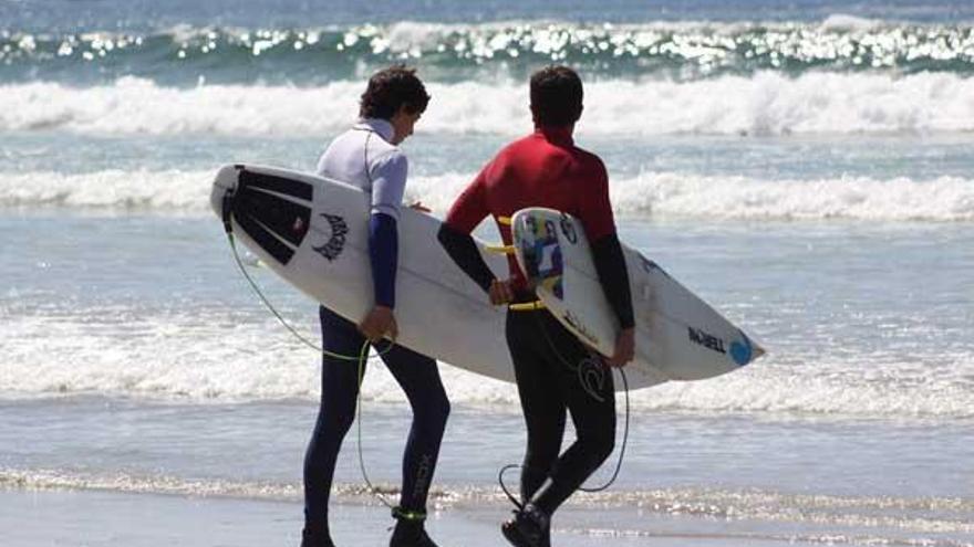 La playa grovense de A Lanzada, un paraíso para los amantes del surf, kitesurf, longboard, paddleboard y otras especialidades.  //  Muñiz