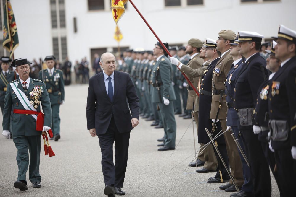 Fernández Díaz asiste a la entrega de la bandera nacional en Acuartelamiento Jaime II