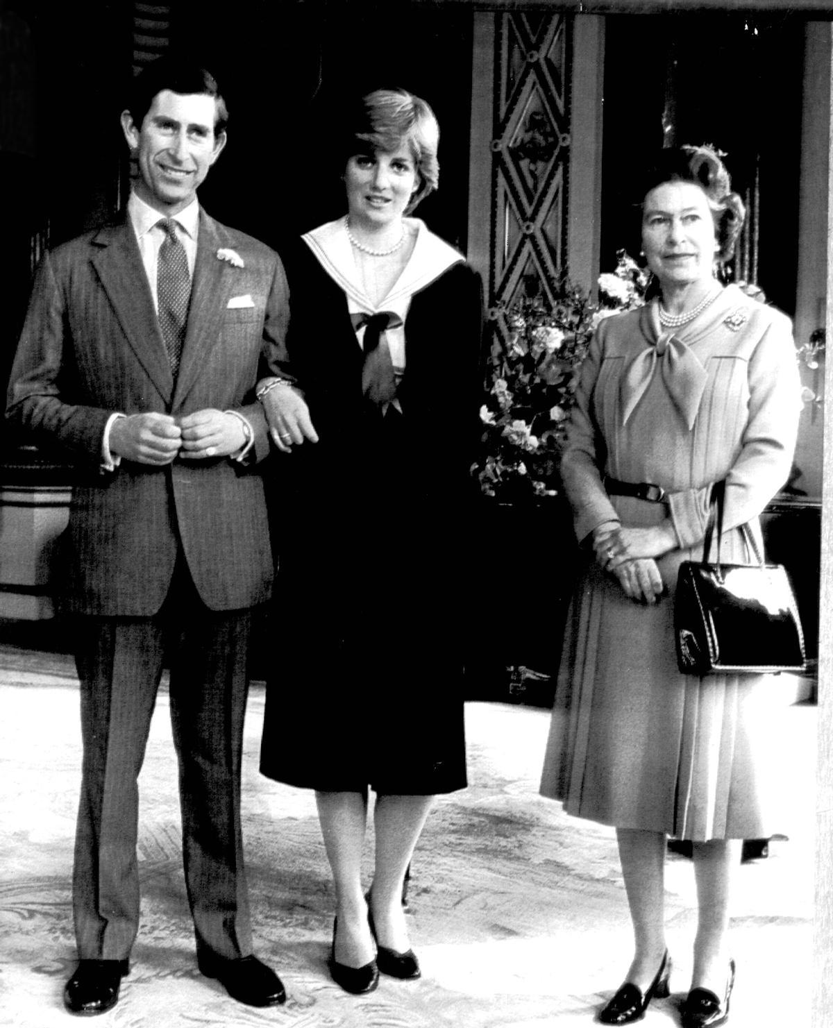 Príncipe Carlos de Inglaterra. REINA ELISABET II, Y PRINCIPE CARLOS. EN EL PALACIO DE BUCKINGHAN.DIA QUE LA REINA DA EL CONSENTIMIENTO DE LA BODA,QUE SE CELEBRARA EL 29,JULIO 1981.