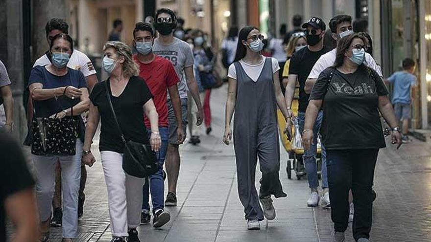 Viandantes con mascarilla ayer en la calle Sant Miquel.