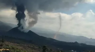 La lava del volcán de La Palma avanza sobre el mar y ocupa casi 41 hectáreas desde la orilla