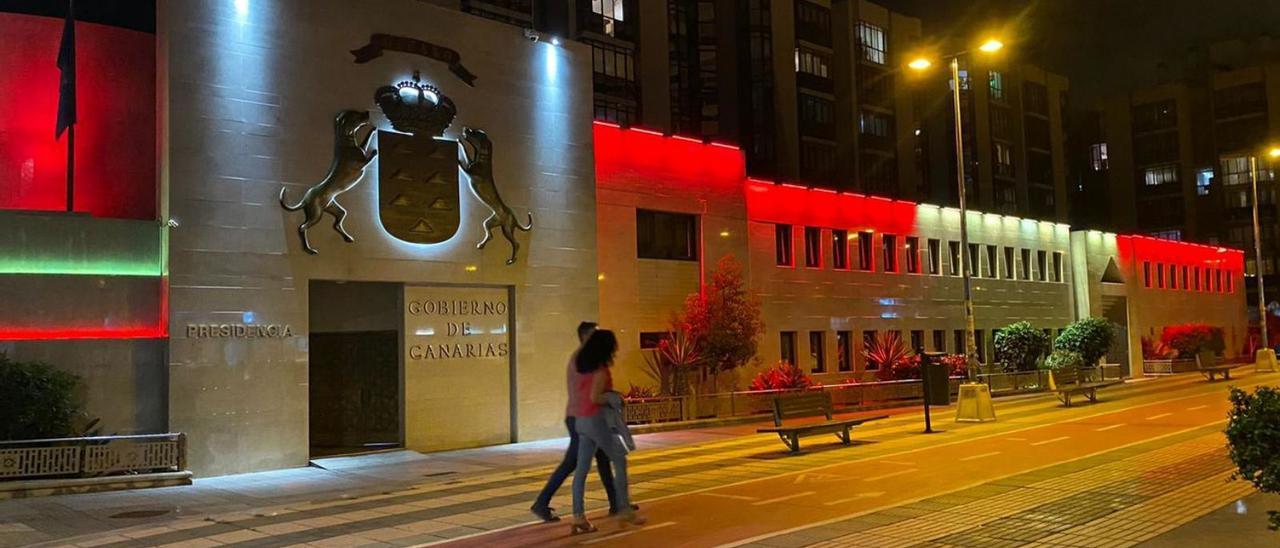 El edificio de la sede de Presidencia del Gobierno iluminado con los colores de la bandera española. | | E.D.