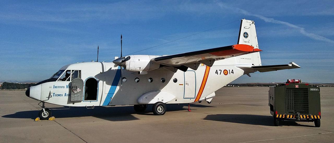 Aviocar C-212 del Ejército del Aire utilizado en la toma de muestras.