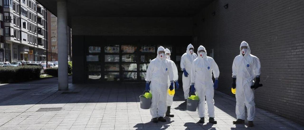 Brigada de trabajadores de la empresa TRAGSA, desinfectando una residencia de ancianos