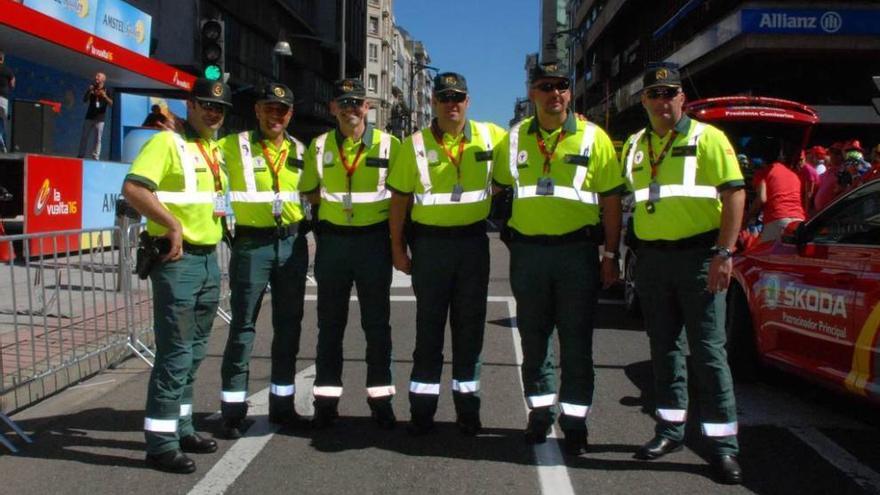 Seis de los guardias civiles asturianos en la Vuelta. De izquierda a derecha, José Antonio García, Coque García, Manu Valdés, Iván Lago, Marcos Knauth y Fernando Núñez.