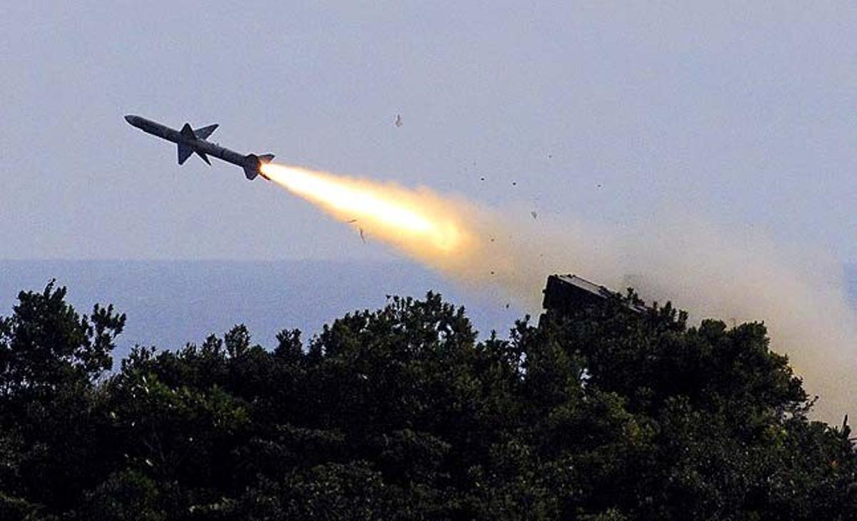 Un míssil és llançat durant una prova de foc real a la base militar de Jeoupeng, al districte de Pingtung, al sud de Taiwan. L’exercici era una simulació dels procediments d’un atac aeri contra la base militar.