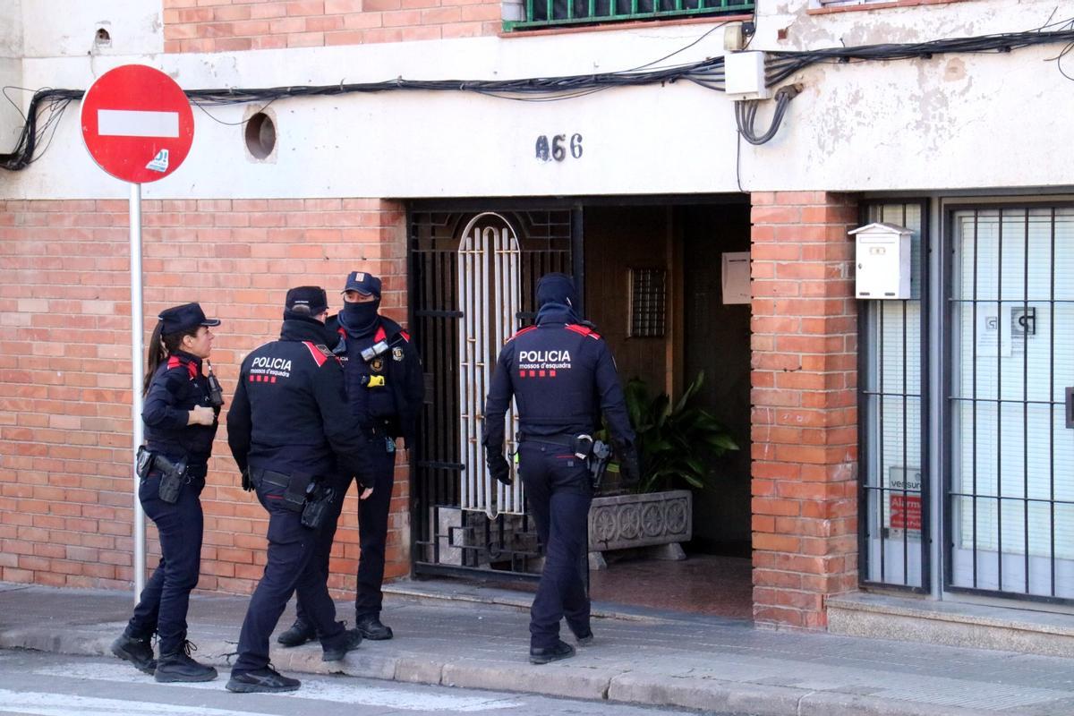 Los Mossos en la finca en la que se produjeron los hechos.