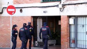 Los Mossos en la finca en la que se produjeron los hechos.