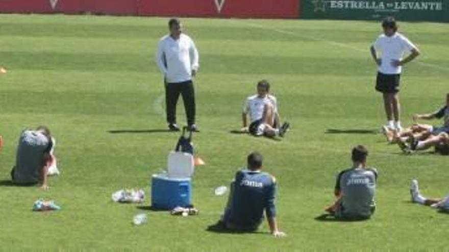 Onésimo Sánchez, el entrenador del Real Murcia, se dirige a sus jugadores mientras realizan estiramientos en una sesión de trabajo celebrada en Cobatillas.