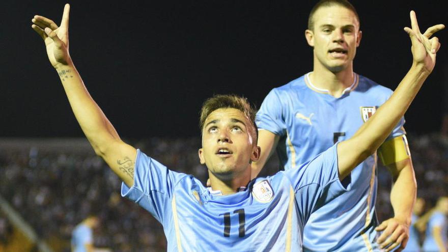 Fotografía de archivo del 21 de enero de 2015 que muestra al jugador Franco Acosta celebrando un gol con Uruguay