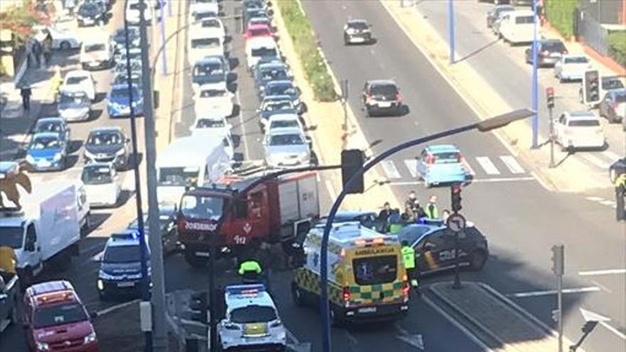 Un coche choca con un vehículo de bomberos