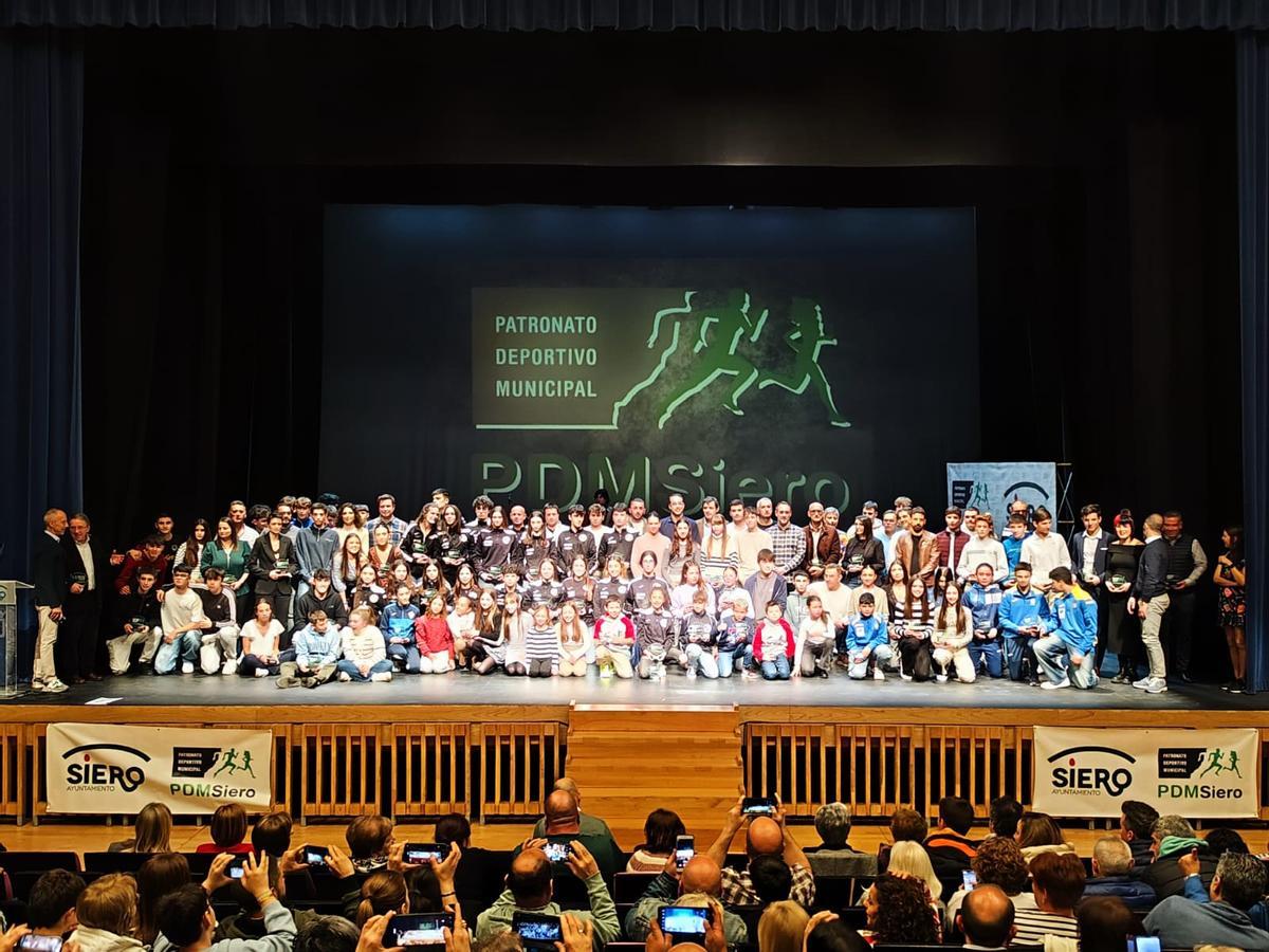 Foto de familia de los premiados en una pasada edición de la Gala del Deporte de Siero.