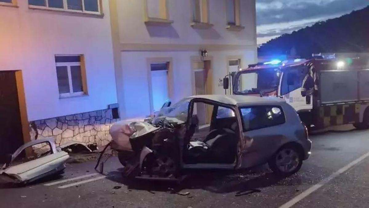 Estado en el que quedó el coche que impactó contra una vivienda ayer en Outes.