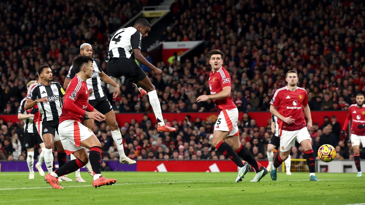 Isak, rematando sin oposición para el 0-1 en Old Trafford