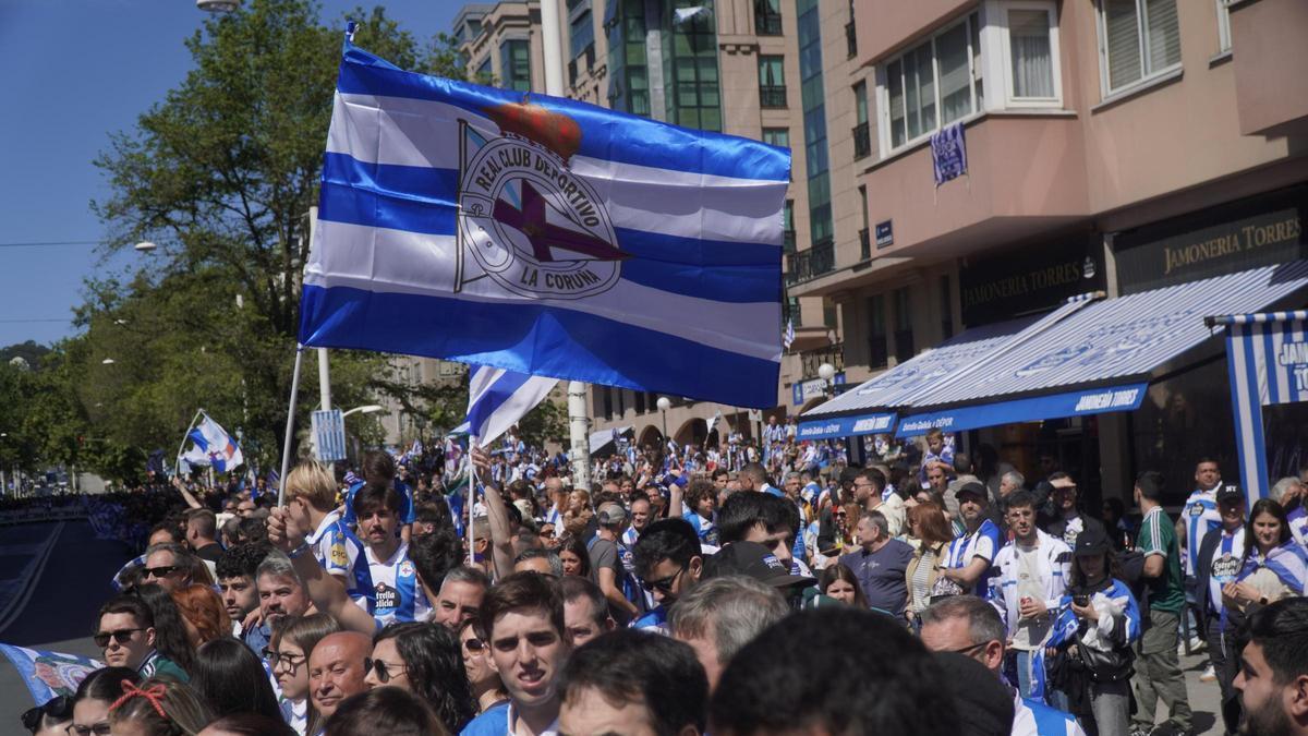 Afición del Deportivo en los alrededores de Riazor