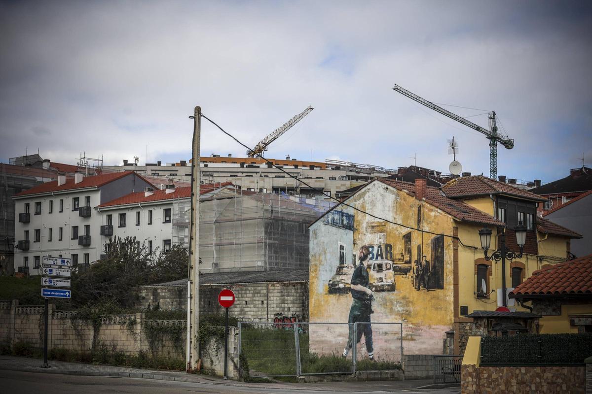 Paisajes de grúas de edificios de nueva construcción sobre el núcleo original de Guillén Lafuerza.