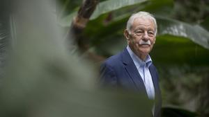 Mendoza, justo antes de la rueda de prensa, posa en el jardín de la Casa del Llibre de Rambla Catalunya, en Barcelona.