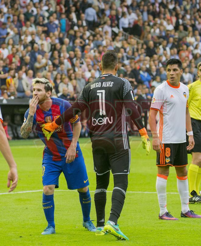 Las imágenes de la tangana entre el Valencia y el FC Barcelona