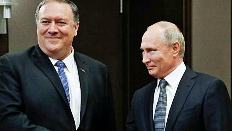 El secretari d&#039;Estat estatunidenc, Mike Pompeo, ahir, amb Vladímir Putin, a Moscou.