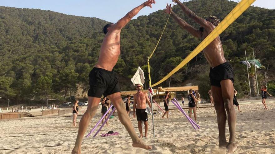 Emocionante y disputado torneo de vóley playa en Cala Llonga